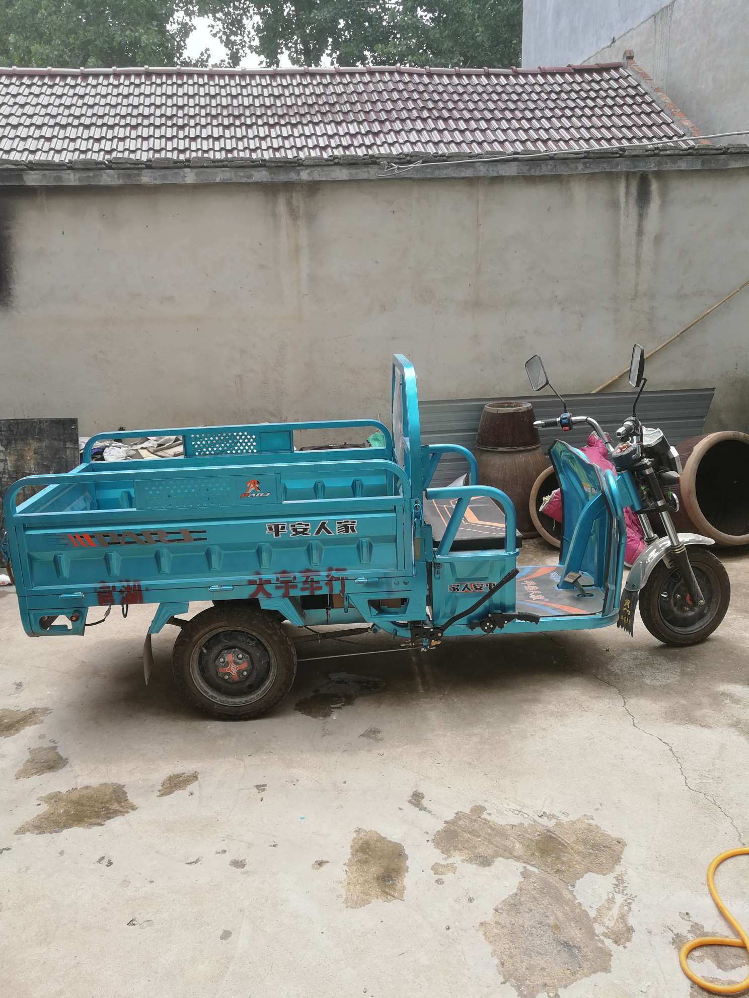 出售九成新大功率电动三轮车,车厢长1米5,刚买三四个月,新车价格4500